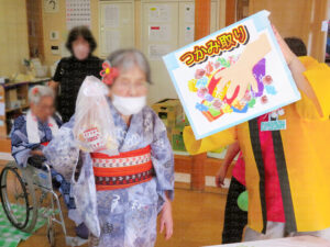お菓子のつかみ取りを楽しむ利用者さん