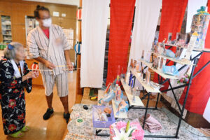 射的を楽しむ利用者さん