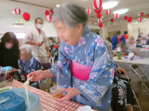 流しそうめんを楽しむ利用者さん