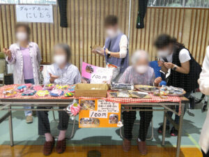 売り子をする入居者さんたち